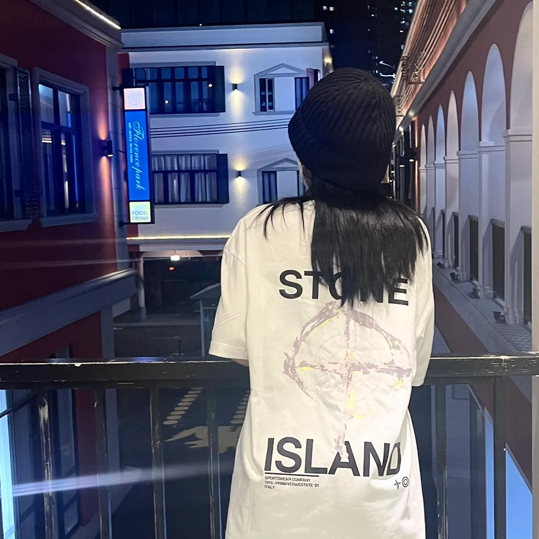 W620#P110💰 [Stone lsland/Stone Island summer new short-sleeved T-shirt with ruins compass print on the back] ⚠️[Original creation with high control of details] - Made of 260g combed cotton 32-count double yarn, soft and comfortable to the touch, sweat-absorbent and breathable. - Simple basic and versatile style, original single quality, the first choice for couples. - Made in a large factory, four needles and five threads on the shoulder, neat alignment, high quality workmanship. - Same style for men and women. Very versatile, one piece for everyone, details are clearly visible. Color: Black White Size: M L